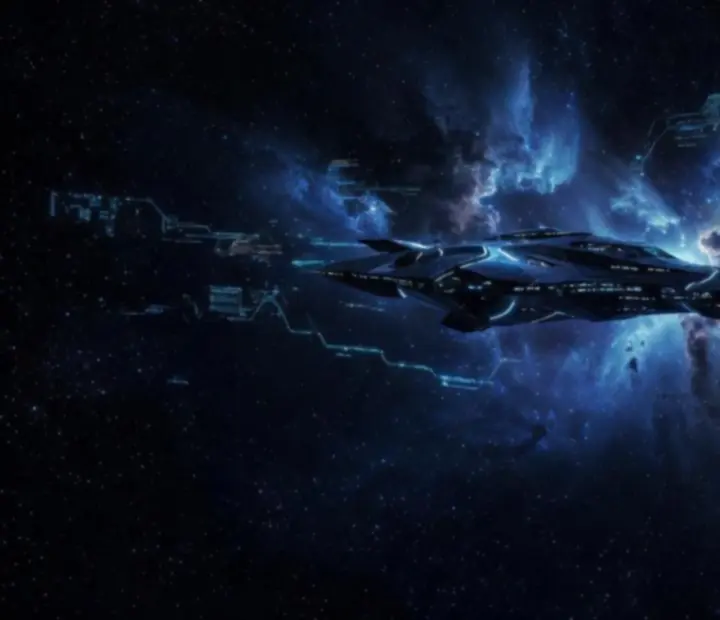 Hviezdna loď letiaca cez galaktickú hmlu v hre Star Traders: Frontiers